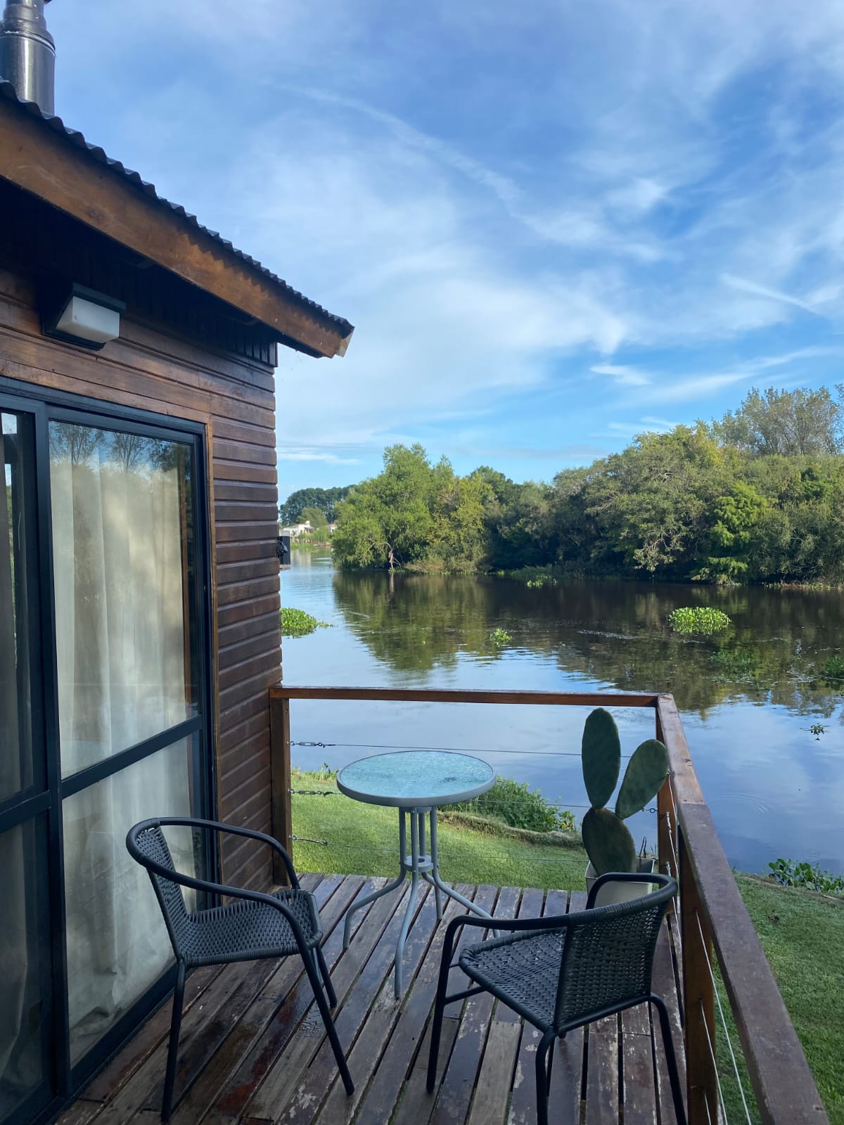 Deck con vista al río